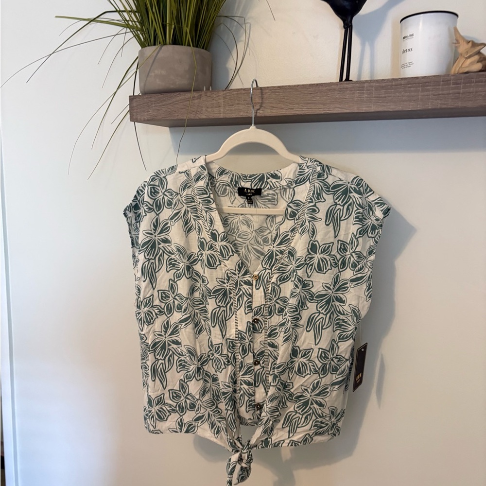 AUW White and Green Floral Tie-Front Button-Down Crop Shirt